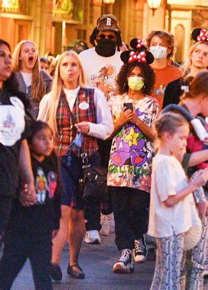 Blue Ivy & Dad Jay-Z Visit Disneyland — Photo – Hollywood Life