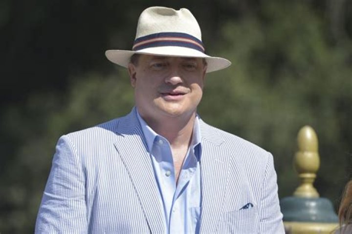 Brendan Fraser Gets Emotional After Fan Says They’re ‘Rooting’ For Him – Hollywood Life