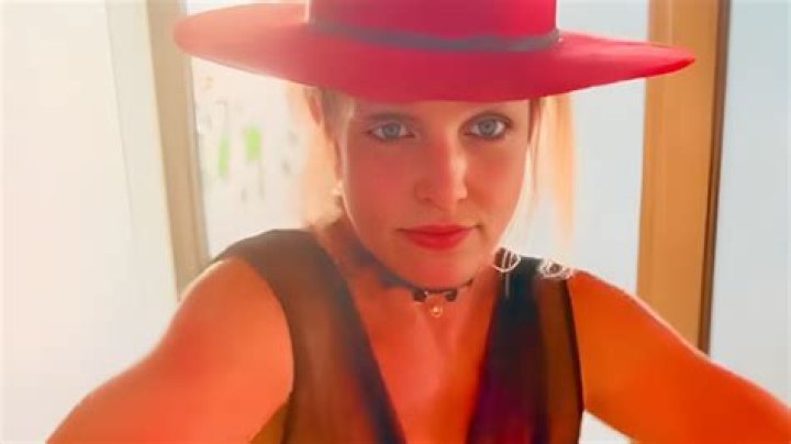 Britney Spears Dances Her ‘Tail Off’ To Beyonce 2 Weeks After Her ‘Queen B’ Quip Angered Beyhive