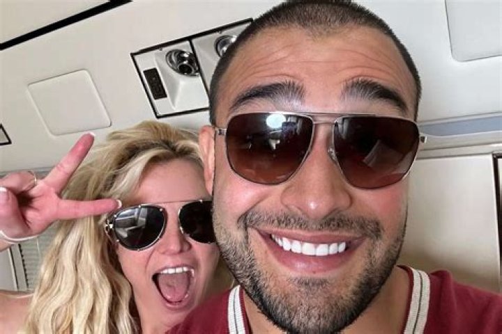 Britney Spears Leans In For A Kiss With Boyfriend Sam Asghari In Sultry New Pic