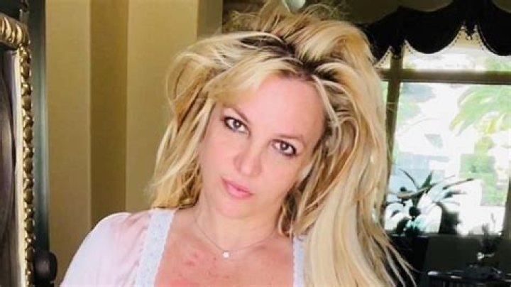 Britney Spears’s Lace Red Underwear In Sexy Mirror Photos – Hollywood Life