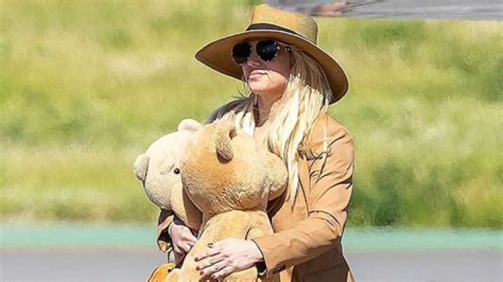 Britney Spears Seen Without Wedding Ring While Returning To L.A. – Hollywood Life