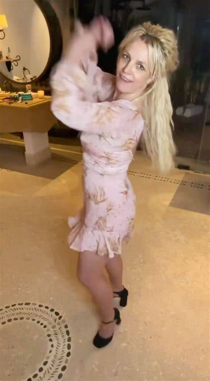 Britney Spears Shows Off Twerking Skills In Mini Dress In New Video – Hollywood Life