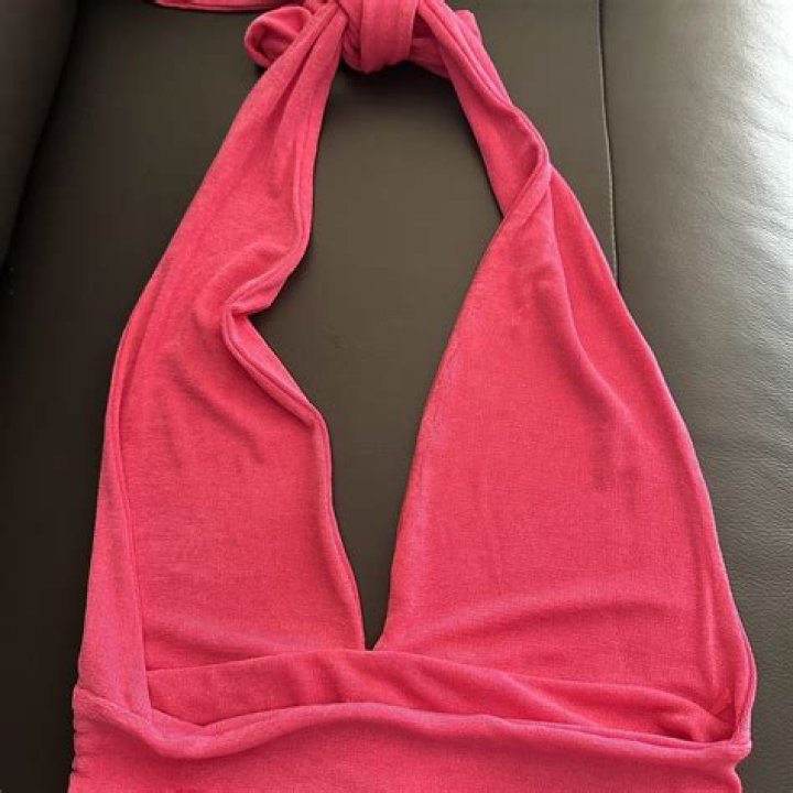Britney Spears Sizzles In Hot Pink Backless, Halter Swimsuit In New Summer Selfie – See Pic