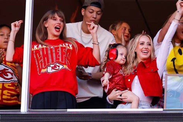 Brittany Mahomes Shares Photo With Taylor Swift at Chiefs Game – Hollywood Life