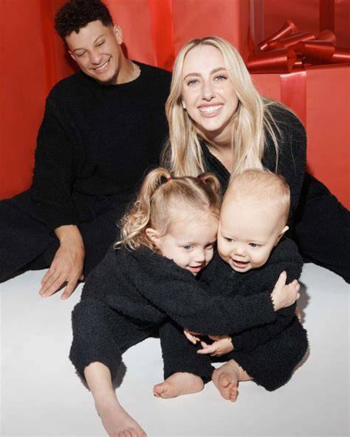 Brittany Matthews & Patrick Mahomes Cozy Up On A Boat: Photos – Hollywood Life