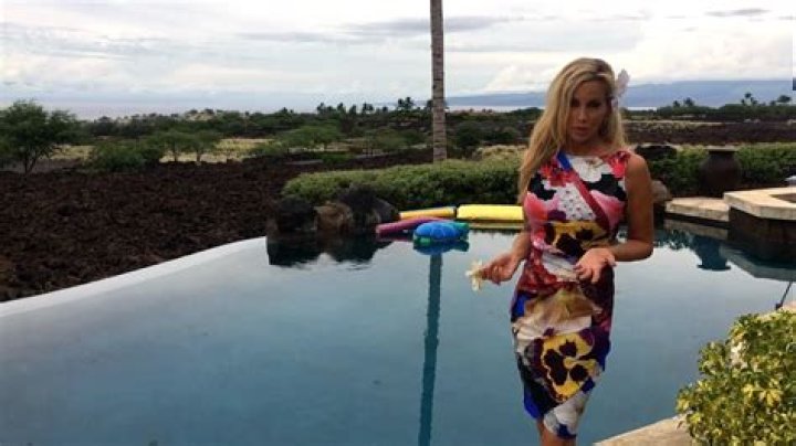 Camille Grammer’s Abs In Blue Bikini – See Sexy Pics In Hawaii – Hollywood Life