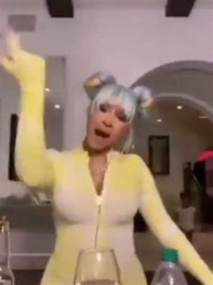 Cardi B Defends ‘Legend’ Lil Kim After She’s ‘Bullied & Mocked’ Online: ‘She Is So Sweet’