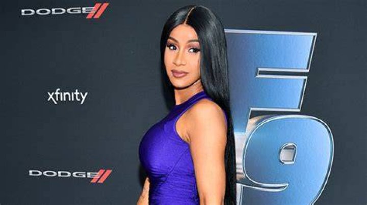 Cardi B Gets Chin & Chest Piercings While Holding Offset’s Hand: Watch – Hollywood Life