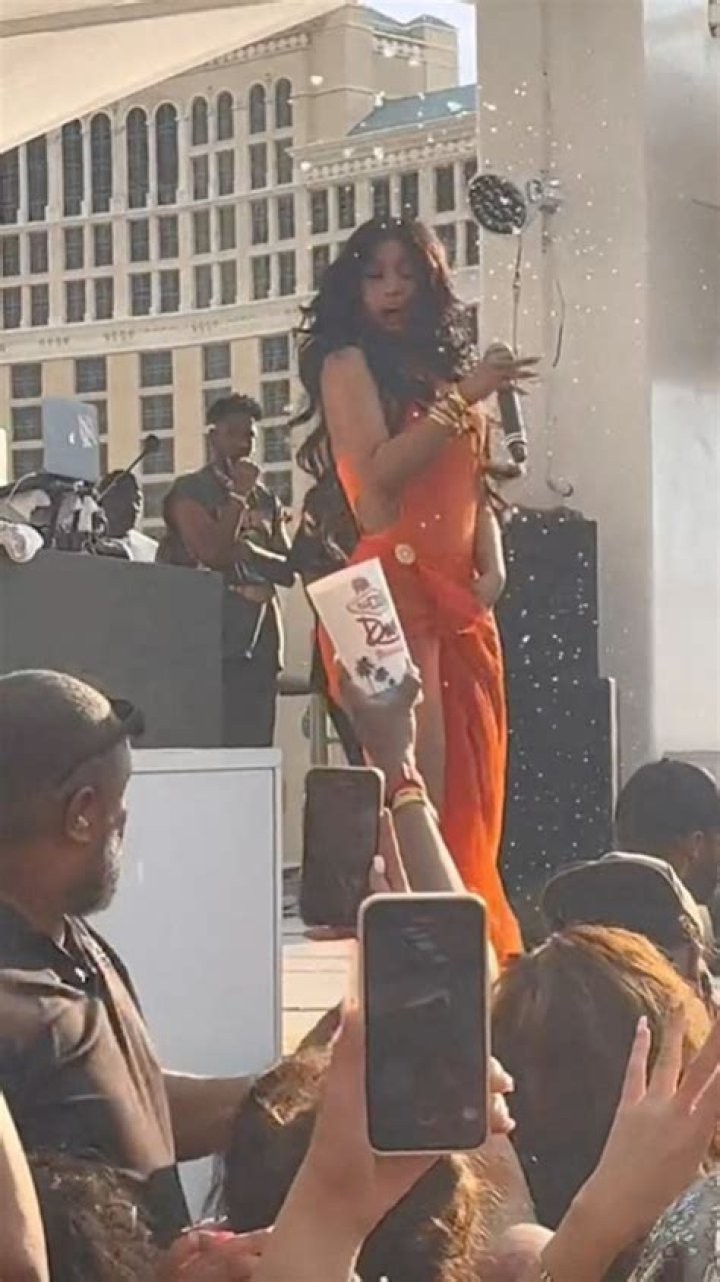 Cardi B Throws Microphone At Fan: Watch – Hollywood Life