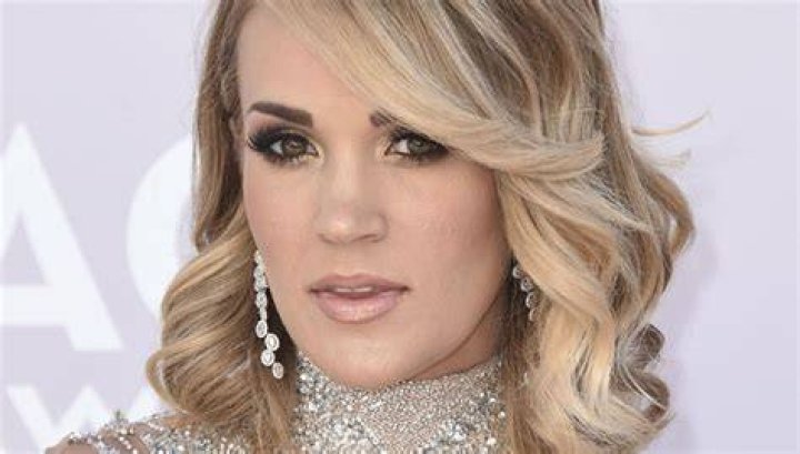 Carrie Underwood’s ‘Frustrated’ Her Face Scar ‘Isn’t Fading At All’ – Hollywood Life