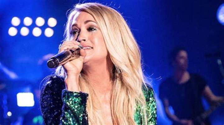 Carrie Underwood’s Green Bikini: Photos – Hollywood Life