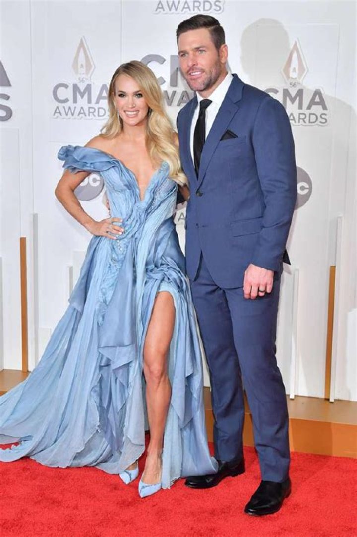 Carrie Underwood’s Hubby Mike Fisher Uses His Kids As Workout Weights – Hollywood Life