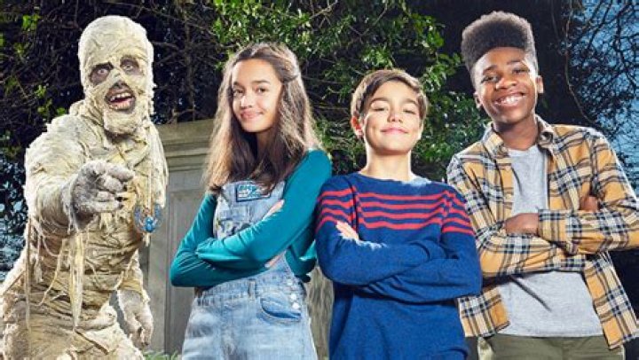 Cast & Director Spill On The Spooky Remake – Hollywood Life