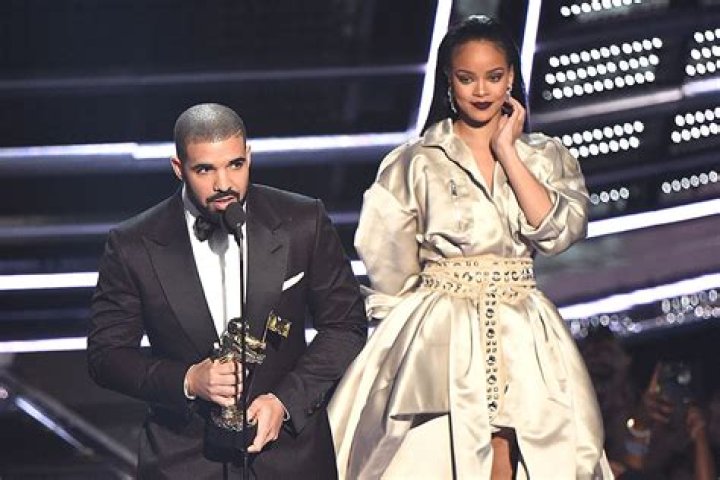 Celeb Kisses More Awkward Than Rihanna & Drake’s VMA Kiss — PICS