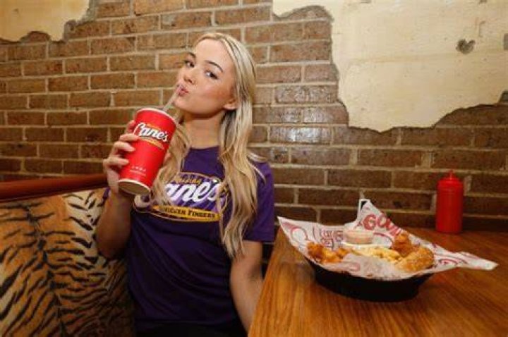 Celebrities Eating Fast Food: Photos Of Stars Snacking On Pizza, Burgers & More