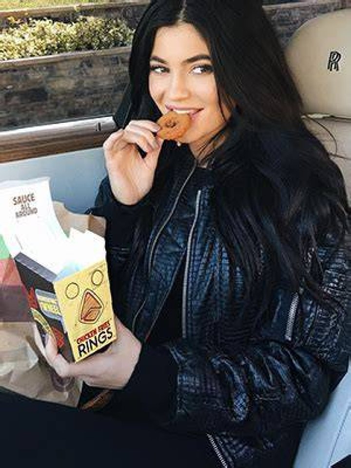 Celebrities Eating Junk Food – Pics