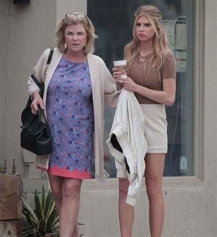 Charlotte McKinney’s Purple Bikini & Sarong On Vacation: Photos – Hollywood Life