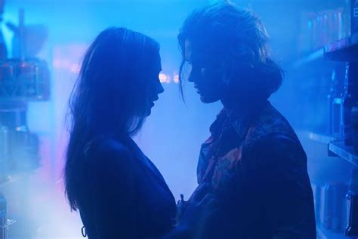 Chase Stokes & Madelyn Cline Kiss In Kygo’s Steamy ‘Hot Stuff’ Video – Hollywood Life