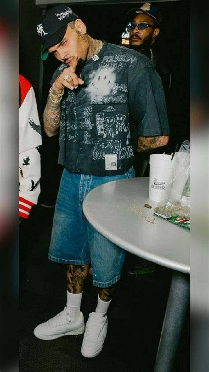 Chris Brown Looks Like He Smokes Up At NBA Basketball Game — Video – Hollywood Life