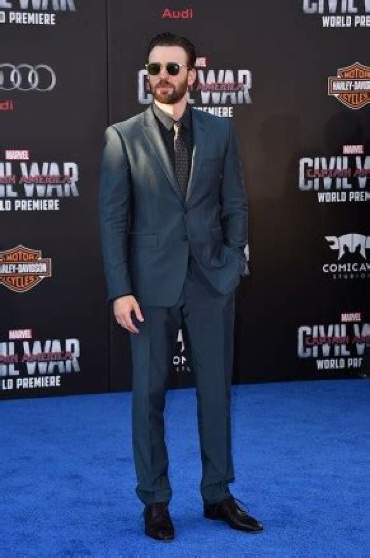 Chris Evans Stares At Elizabeth Olsen’ At ‘Captain America’ Event: Pic – Hollywood Life