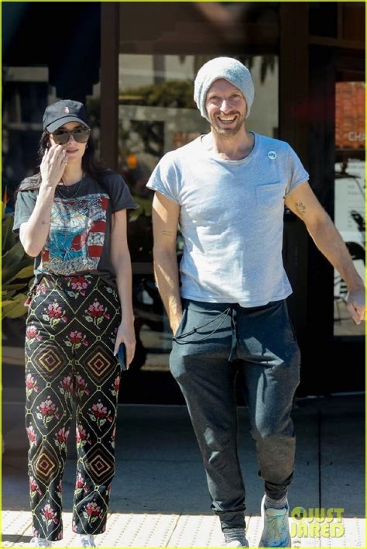 Chris Martin & Dakota Johnson On Coffee Date: Photos – Hollywood Life