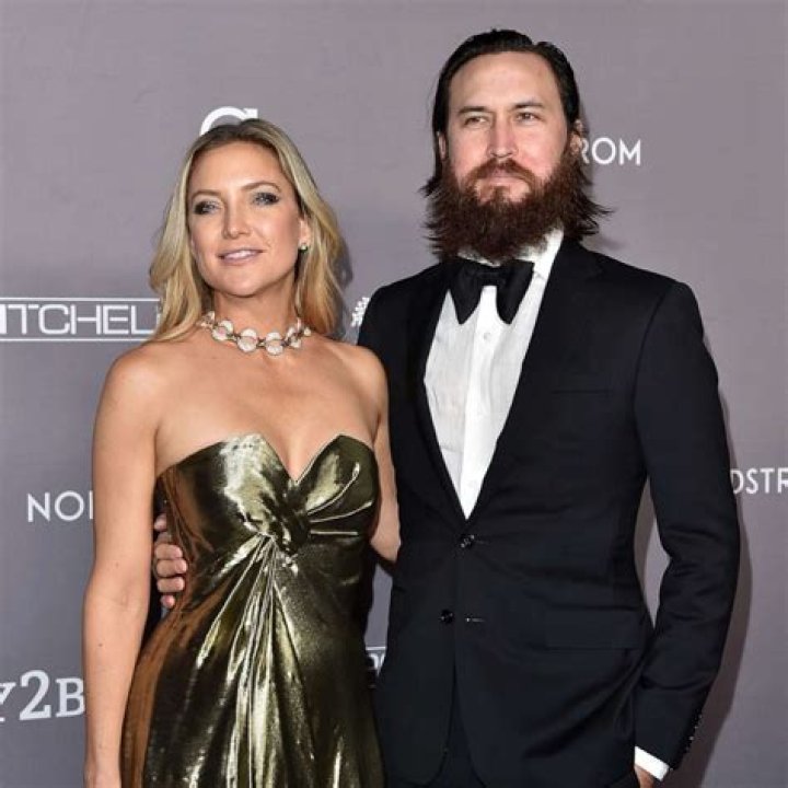 Chris Martin & Kate Hudson Dating: The Truth Behind Their Beach Day Together