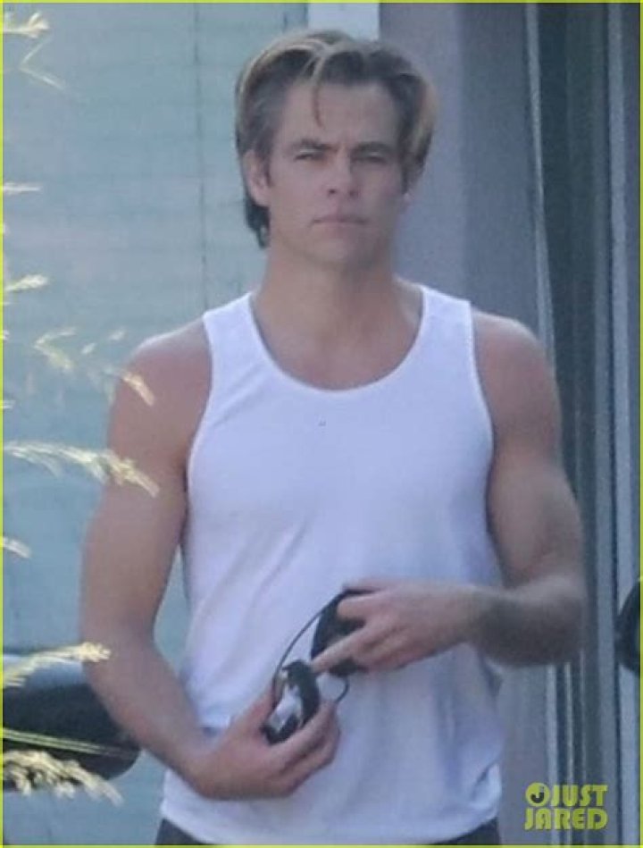 Chris Pine Shows Off His Muscular Legs In Shorts & Fans Are Swooning Over How Good He Looks