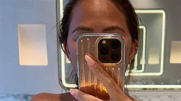 Chrissy Teigen Poses Nude In Sexy Instagram Selfie – Hollywood Life