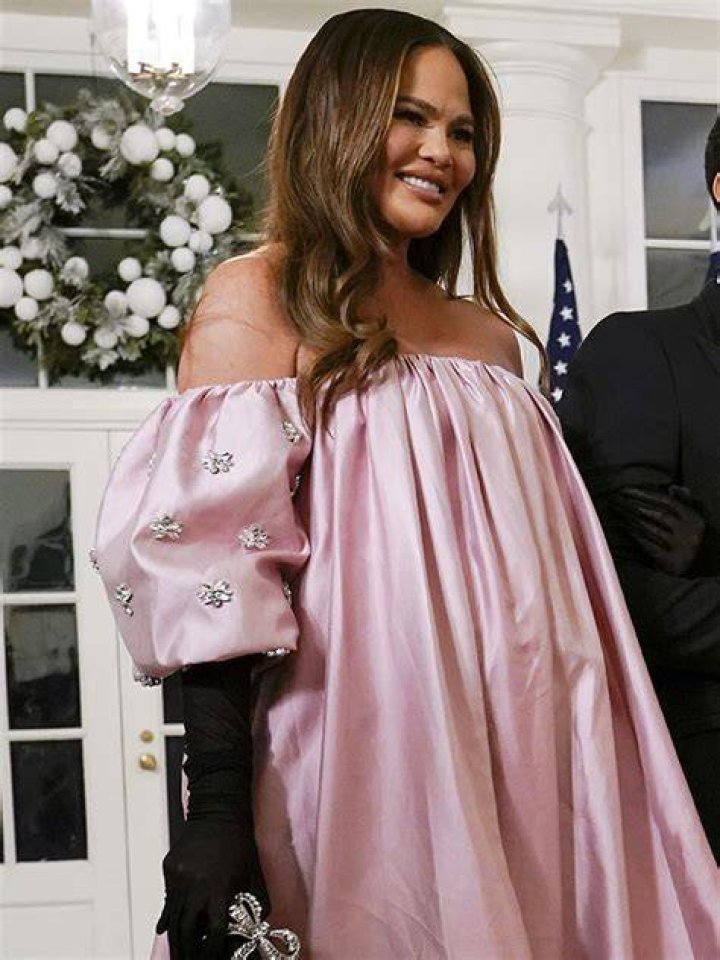 Chrissy Teigen Rocks Pink Gown With John Legend At State Dinner: Photo – Hollywood Life