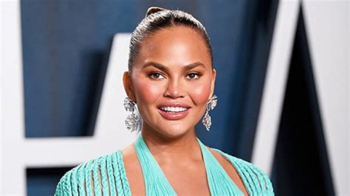 Chrissy Teigen Shares First Pic After Removing Her Breast Implants – Hollywood Life