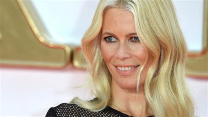 Claudia Schiffer In Sexy Bikini While Posing With Seashell On The Beach – Hollywood Life