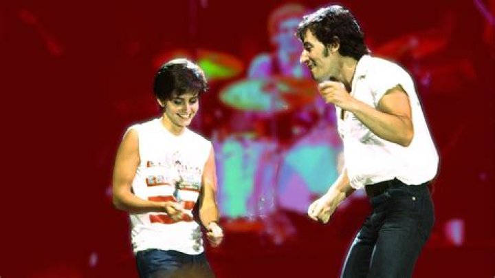 Courteney Cox Re-Enacts Moves From Bruce Springsteen’s ‘Dancing in the Dark’ Music Video: Watch