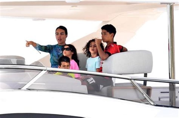 Cristiano Ronaldo & Girlfriend Take 5 Kids On Yacht Ride In Italy – Hollywood Life