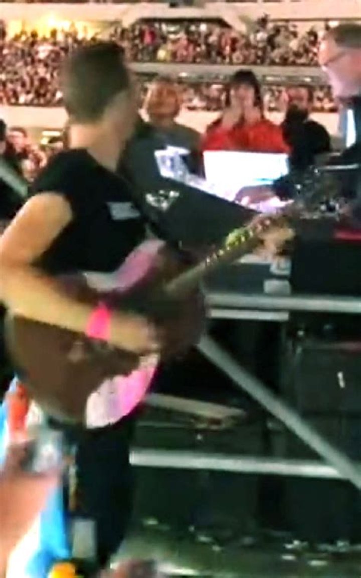 Dakota Johnson Blows Kisses At Chris Martin At Coldplay Concert: Photo – Hollywood Life