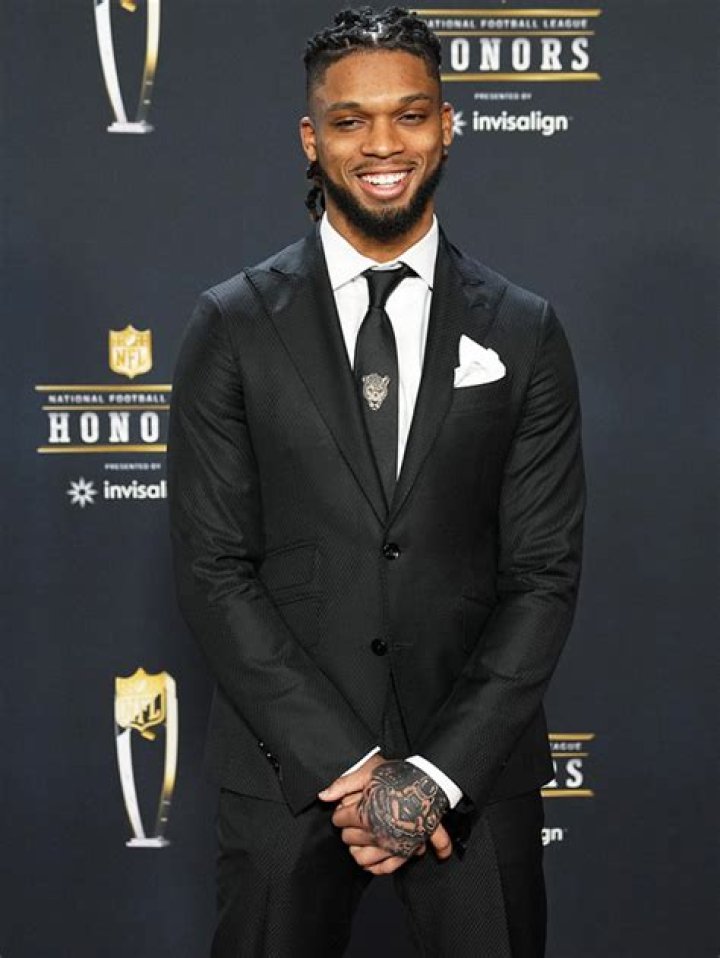 Damar Hamlin Reunites With Medical Staff For NFL Honors Speech – Hollywood Life