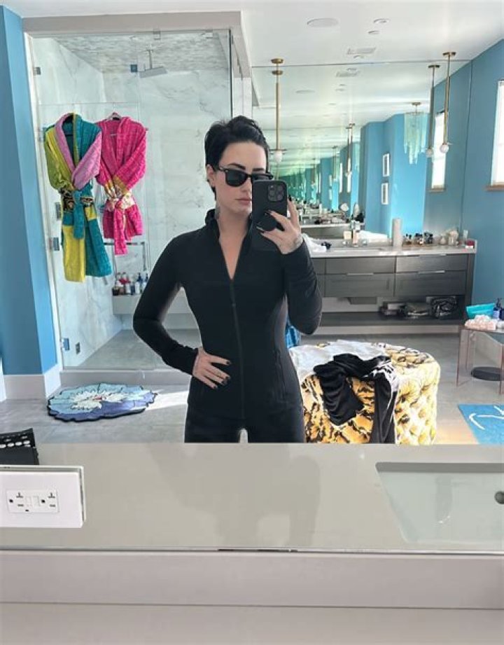 Demi Lovato Proudly Reveals Cellulite In Unedited Bikini Photo – Hollywood Life