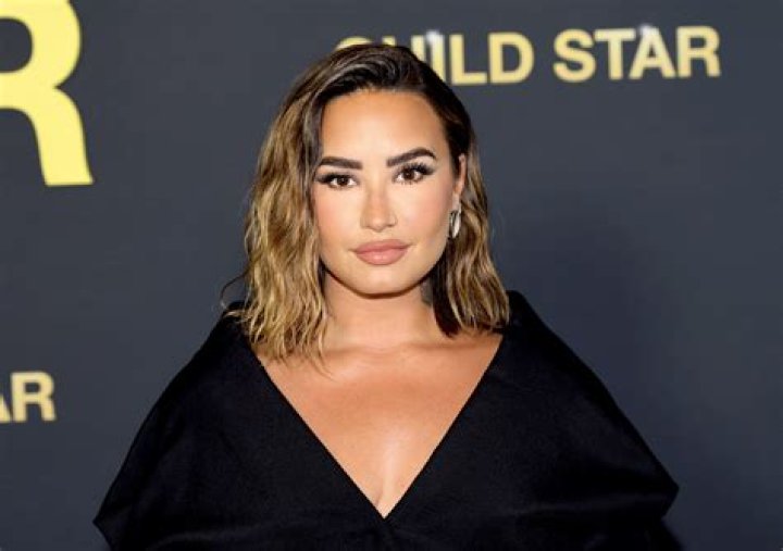 Demi Lovato Sizzles In Sexy Curve-Hugging Black Gown At The AMAs