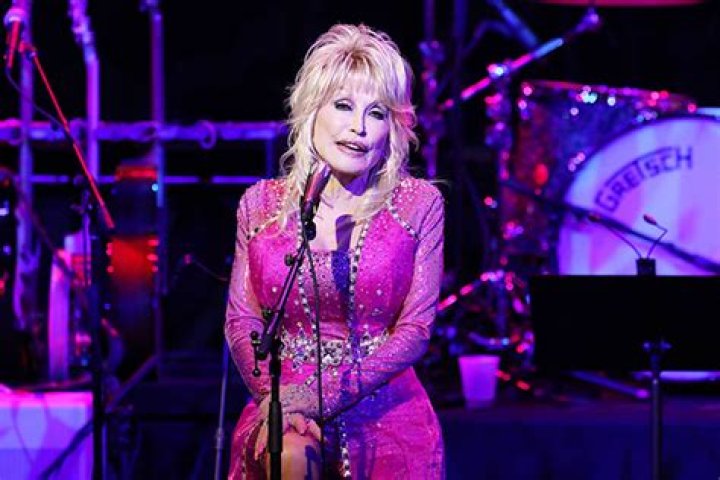 Dolly Parton Sparkles In Bejeweled Outfit For Benefit Concert: Photos – Hollywood Life