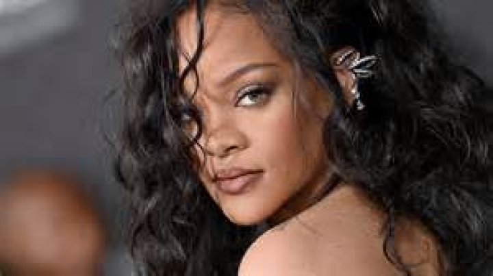 Drake’s Sexiest Lyrics About Rihanna – Hollywood Life