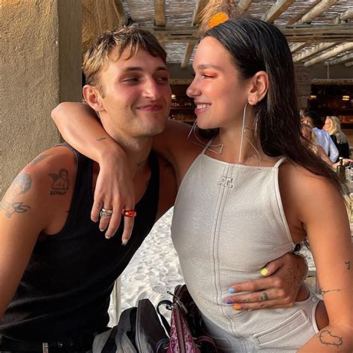 Dua Lipa Gushes Over Anwar Hadid At AMAs: He’s So ‘Handsome’