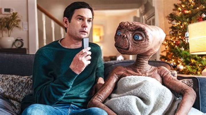 E.T. & Elliott Reunite In Holiday Short Story Video 37 Years Later – Hollywood Life