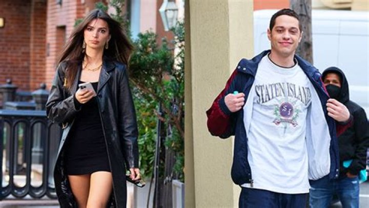 Emily Ratajkowski ‘Likes’ Dating Pete Davison Tweet – Hollywood Life