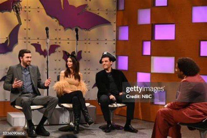 Emily Ratajkowski & Nicholas Braun’s Halloween Sketch With Jason – Hollywood Life