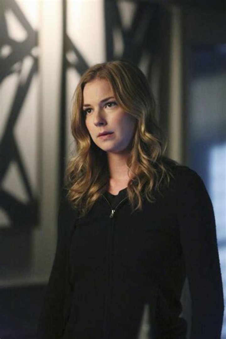 Emily Thorne Tells David Clarke She’s Amanda – Hollywood Life