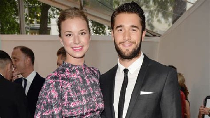Emily VanCamp & Josh Bowman Celebrate Anniversary With Cute Photo: Pic – Hollywood Life