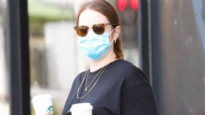 Emma Stone Rocks Black Tee In 1st Pics Since Giving Birth To Daughter – Hollywood Life
