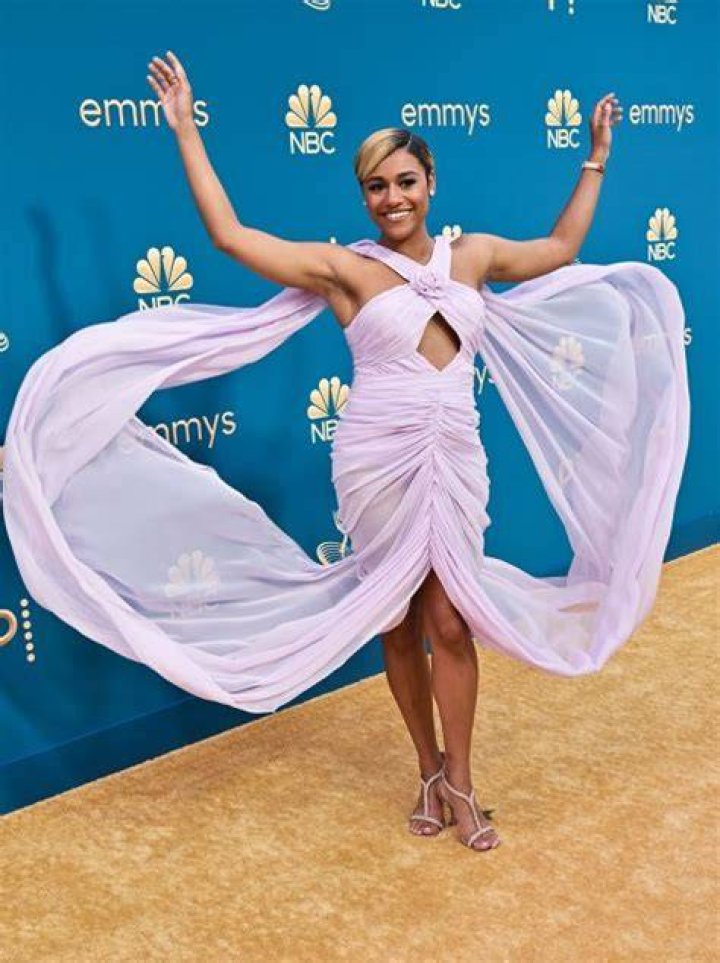 Emmys Arrivals 2022 – See Emmy Awards Red Carpet Pictures – Hollywood Life