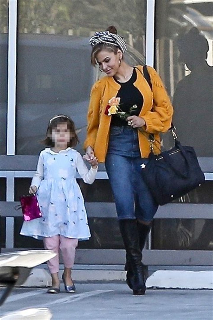 Eva Mendes & Ryan Gosling Enjoy Valentine’s Day Lunch With Daughters – Hollywood Life