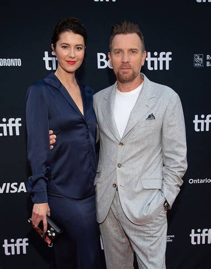 Ewan McGregor and Mary Elizabeth Winstead Spend Christmas With His Ex – Hollywood Life